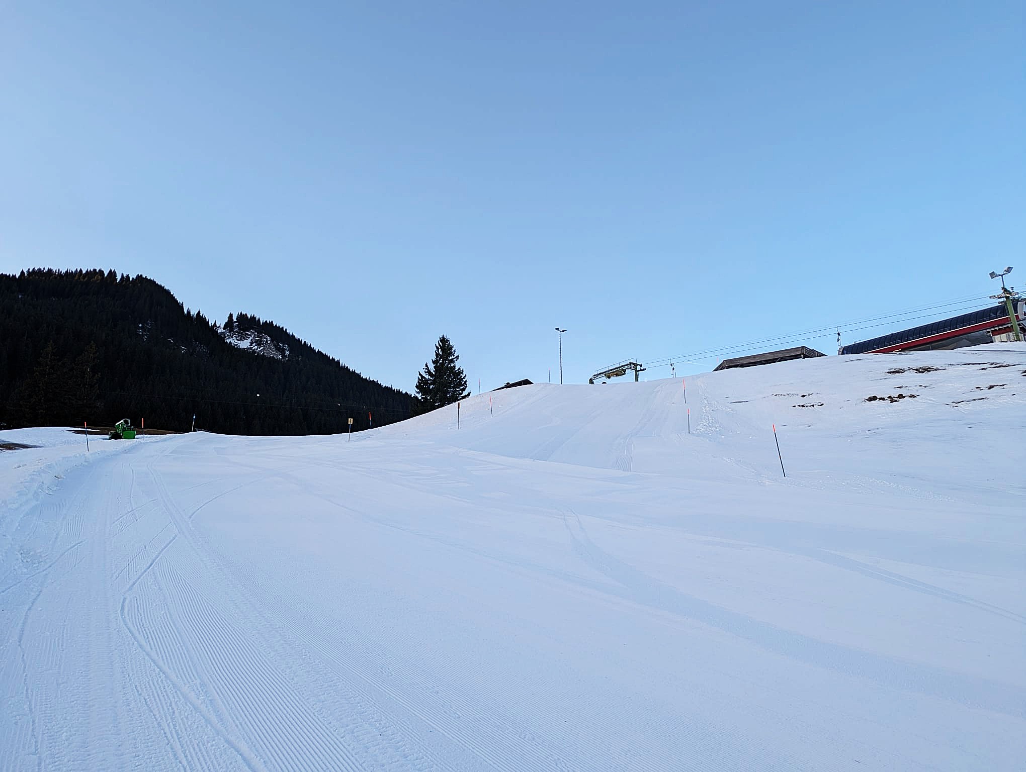 Frisch präparierte Piste in der Morgendämmerung