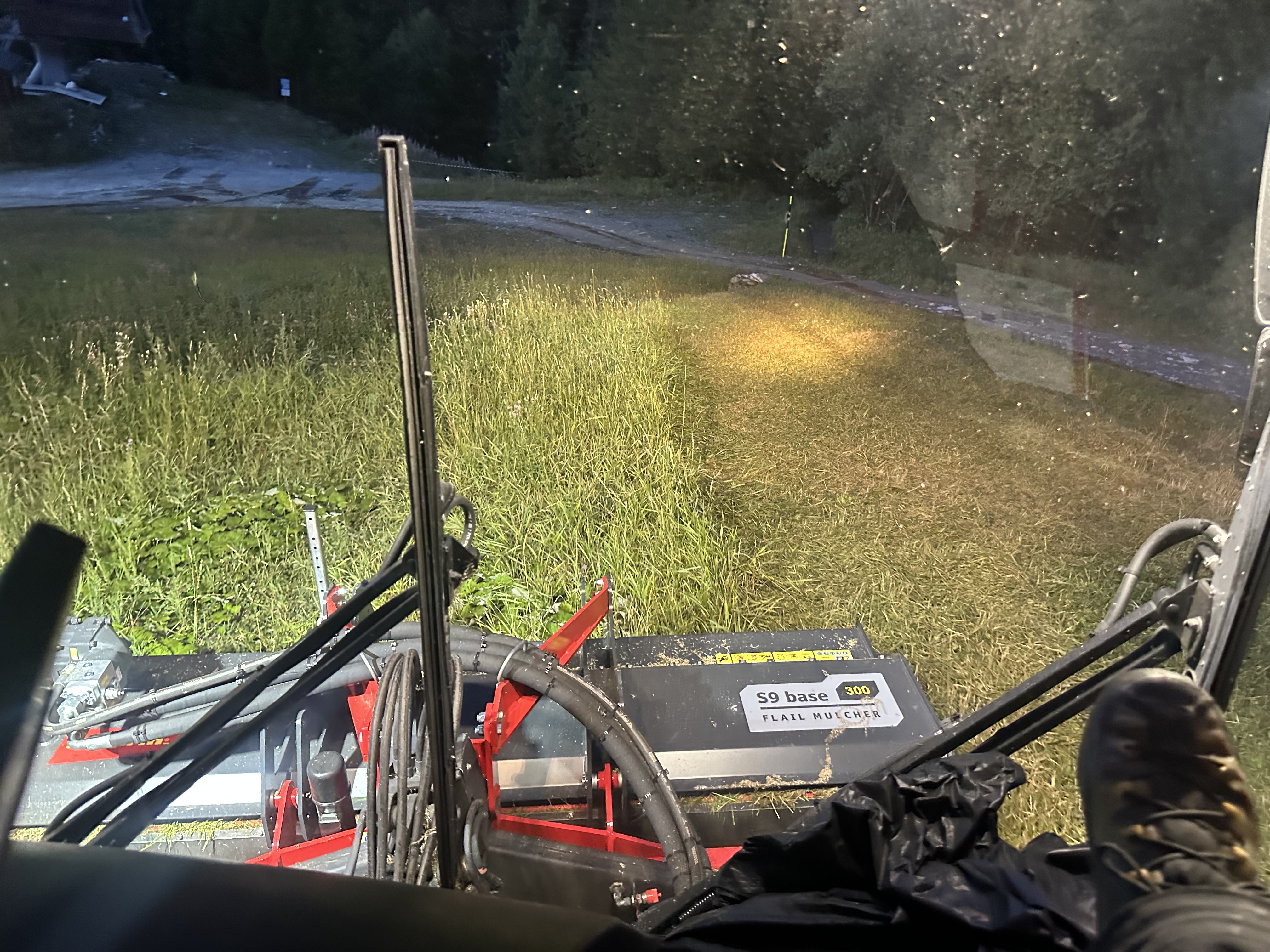 Nachtarbeit aus der Kabine gesehen, das Scheinwerferlicht fällt auf den Hang