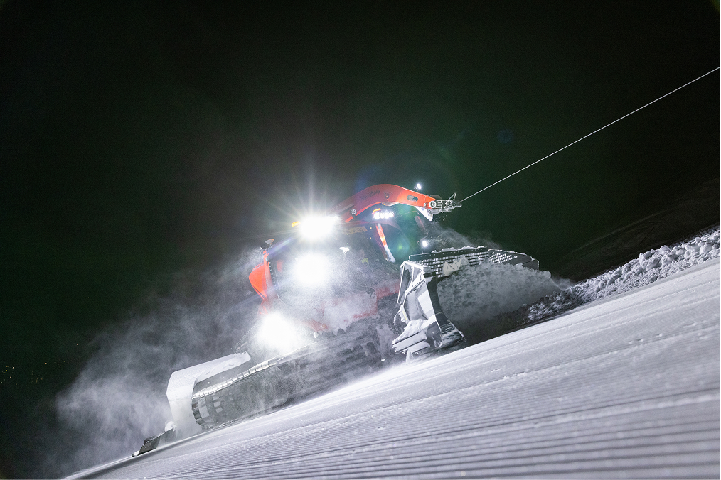 Windenraupe bei Nacht am Steilhang, das Seil ist gespannt