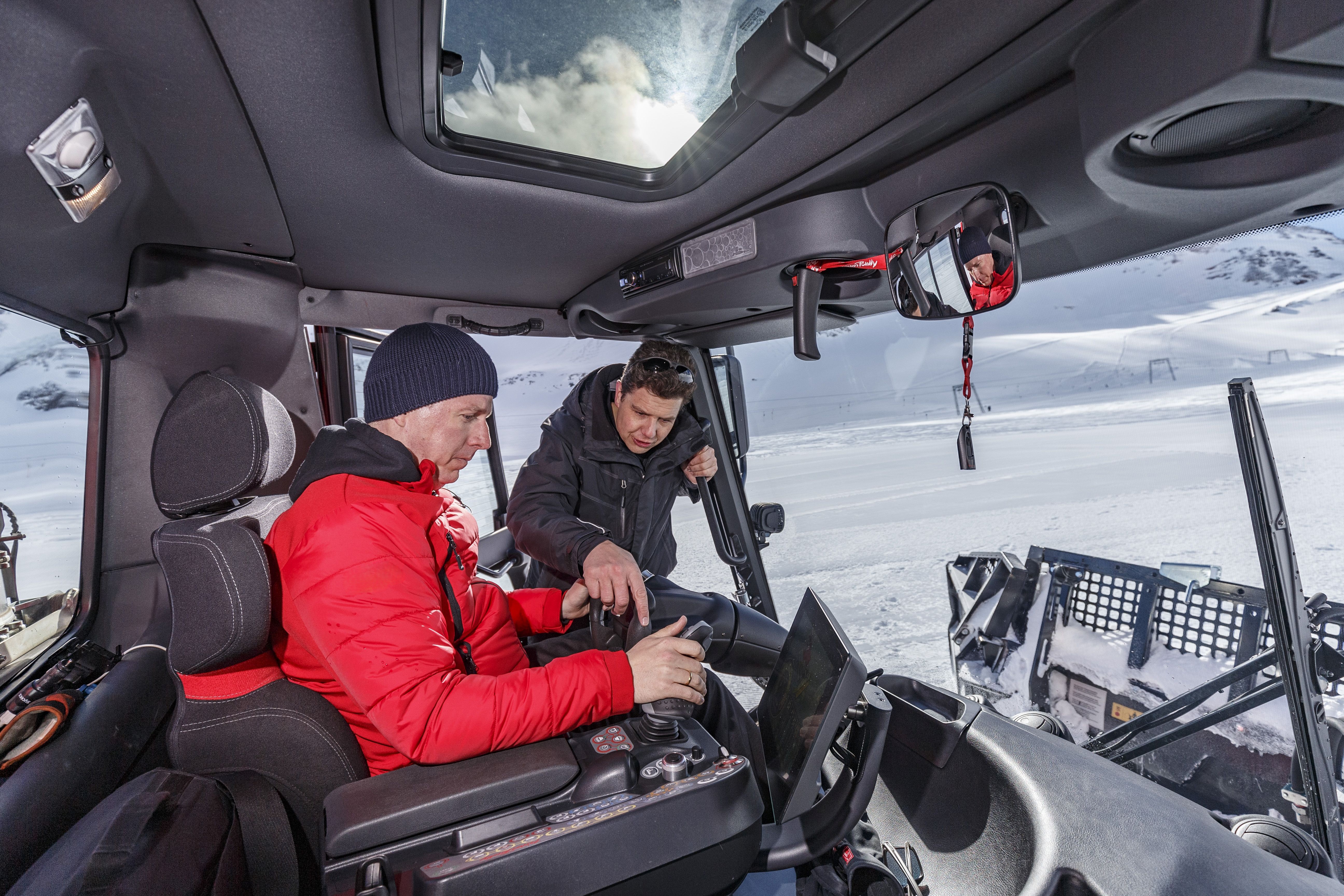 Fahrertraining am Pistenfahrzeug zur Vorbereitung auf die Wintersaison.jpg
