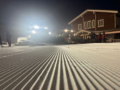 Operatore di battipista durante la preparazione professionale delle piste