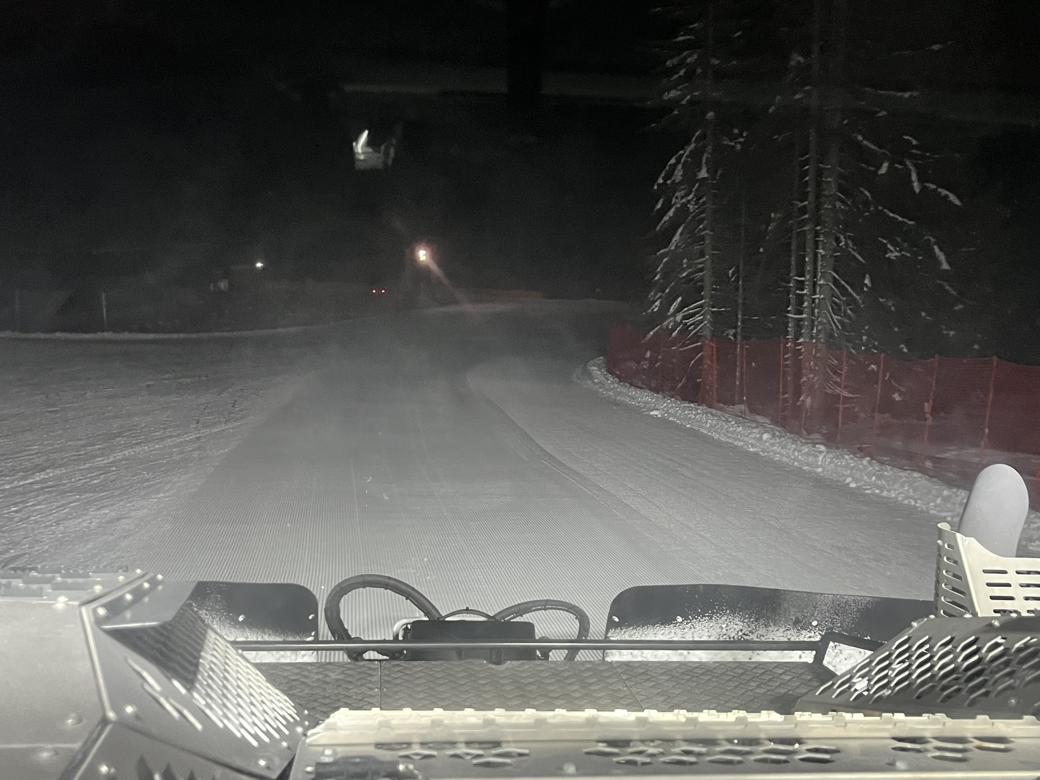 Professionell präparierte Skipiste nach der Pistenpräparierung