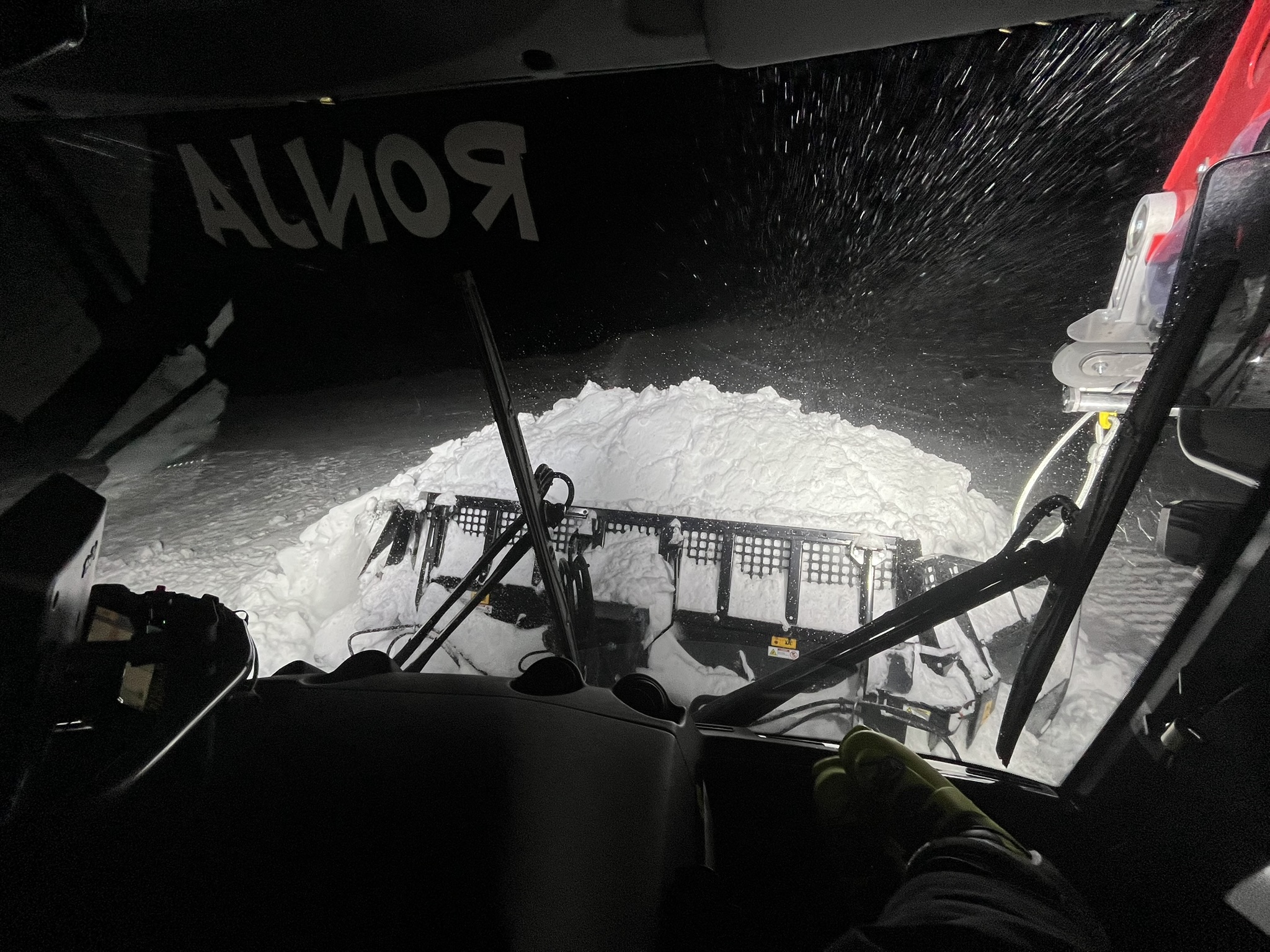 Effizienter Schildeinsatz eines Pistenfahrzeugs bei der Schneebearbeitung